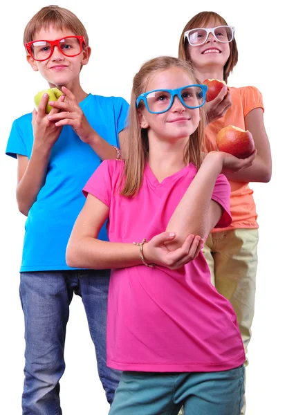 Группа детей с яблоками в очках, изолированных поверх белых — стоковое фото