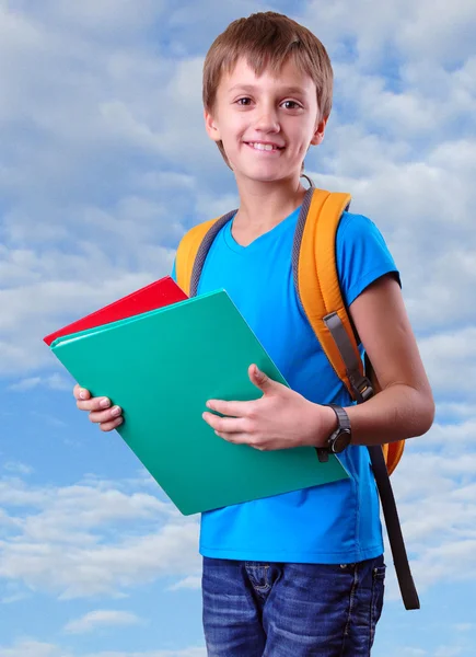 Alumno de la escuela primaria con mochila y libros — Foto de Stock