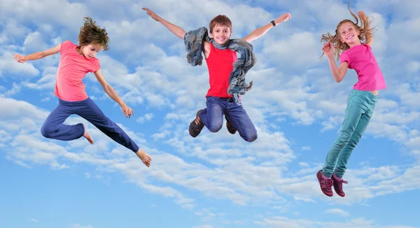Egzersiz ve mavi gökyüzünde atlama mutlu çocuk — Stok fotoğraf