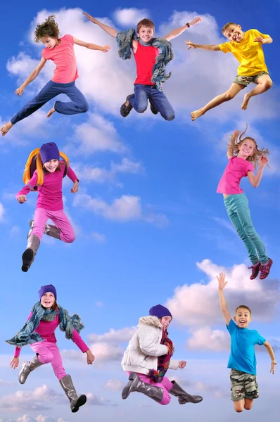 Χαρούμενα παιδιά, άσκηση και το άλμα στο μπλε του ουρανού — Φωτογραφία Αρχείου