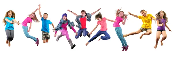 Enfants heureux faisant de l'exercice et sautant par-dessus blanc — Photo