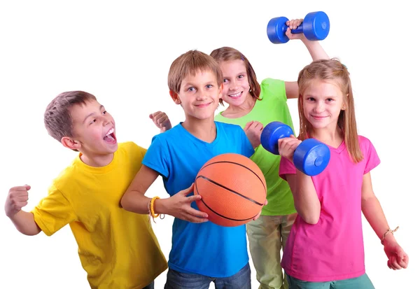 Groupe d'enfants sportifs amis avec haltères et ballon — Photo