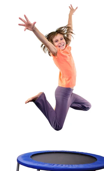 Söta elementära flicka hoppande och dansande över vita — Stockfoto