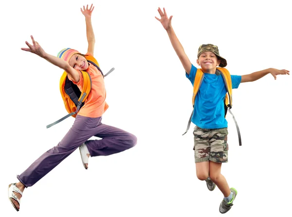 Щаслива школярка з рюкзаком стрибає — стокове фото