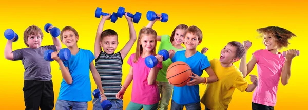Sportif çocuklar arkadaşlar dumbell ve topu ile takım