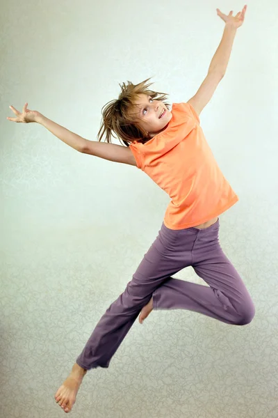 Retrato de criança pulando e dançando — Fotografia de Stock