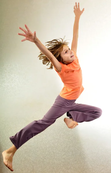 Atlama ve dans çocuk portresi — Stok fotoğraf