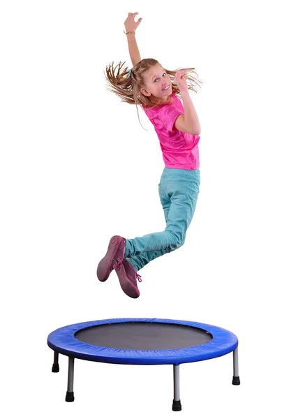 Hübsches Mädchen turnt und springt auf einem Trampolin — Stockfoto