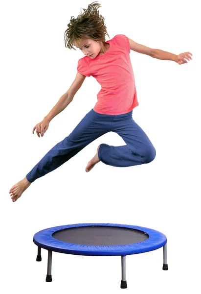 Kind turnt und springt auf Trampolin — Stockfoto