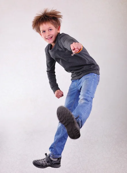 Portret van jongen springen en dansen — Stockfoto