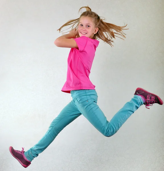 Menina bonita pulando alto, dançando e correndo — Fotografia de Stock