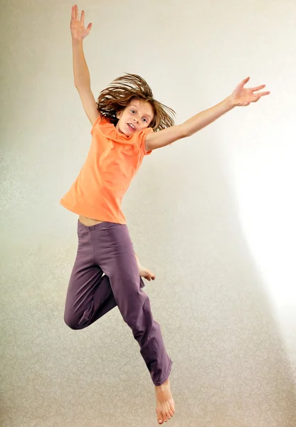 Retrato de niño saltando y bailando — Foto de Stock