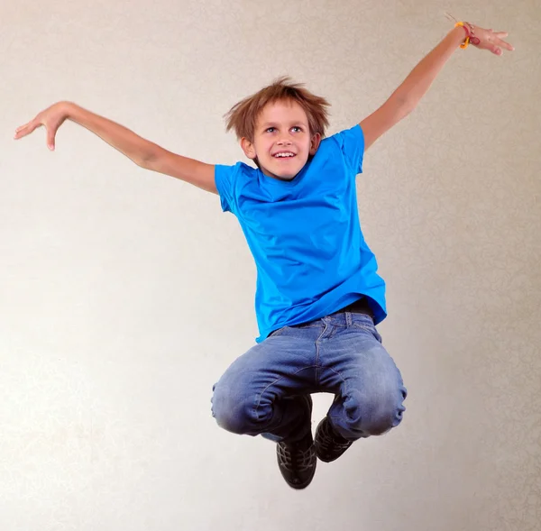 Retrato de niño saltando y bailando —  Fotos de Stock