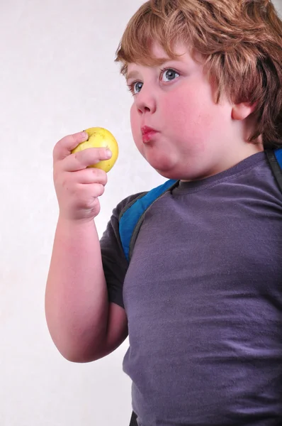 Retrato de criança em idade escolar comer maçã — Fotografia de Stock