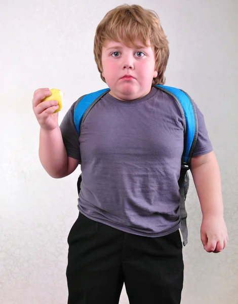 Retrato de criança em idade escolar comer maçã — Fotografia de Stock