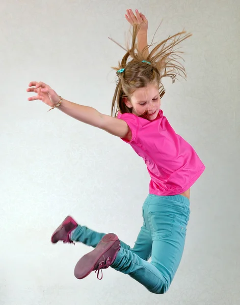 Pretty girl  jumping high — Stock Photo, Image