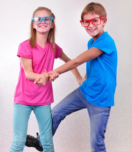 Juguetón hermano y hermana luchando — Foto de Stock