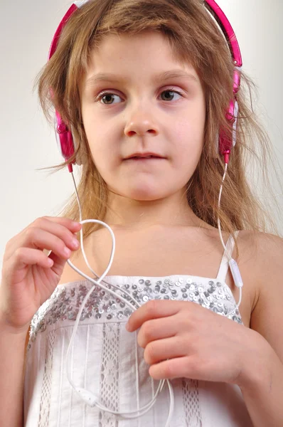 Barn med hörlurar lyssna på musik — Stockfoto