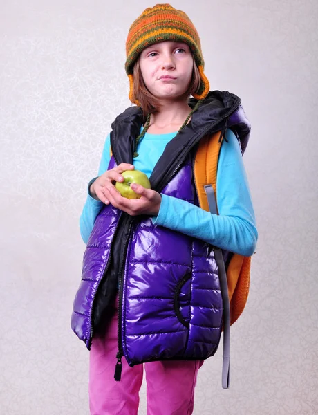 Colegiala escópica con mochila y manzana — Foto de Stock