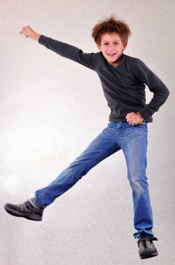 atlama ve dans çocuk portresi