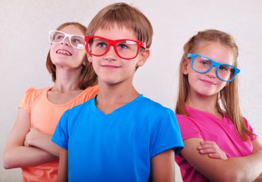 Grup gözlük ile şirin çocuk