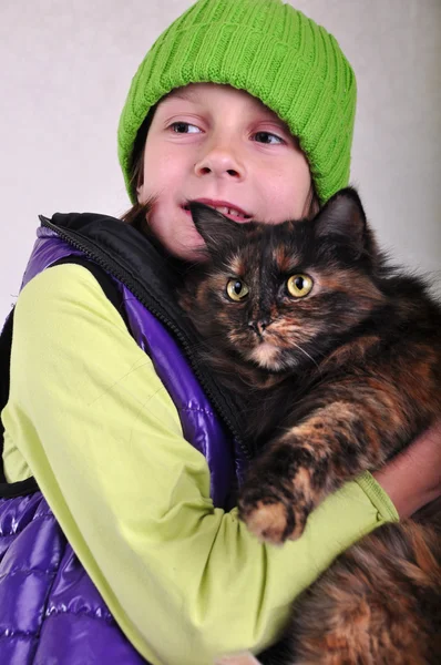 Menina bonito com um gato — Fotografia de Stock