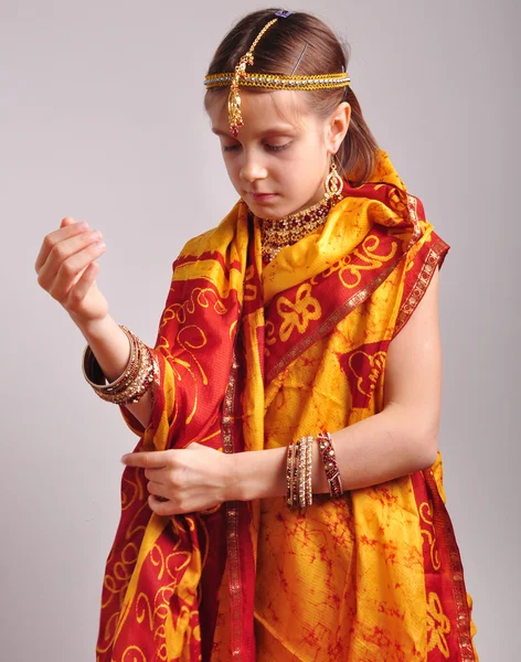 Kleines Mädchen zieht traditionelle indische Kleidung und Schmuck an — Stockfoto