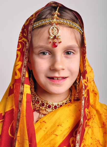 Kleines Mädchen in traditionellem indischen Sari und Schmuck — Stockfoto