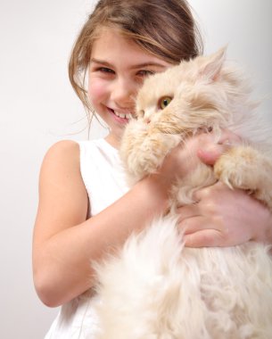 Bir kedi ile şirin kız