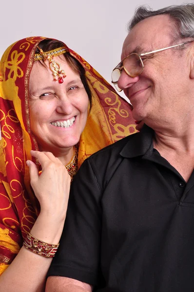Indiase senior paar kijken naar elkaar — Stockfoto