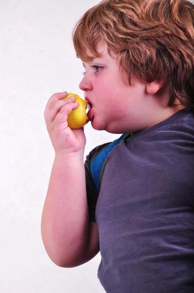 Retrato de criança em idade escolar comer maçã — Fotografia de Stock