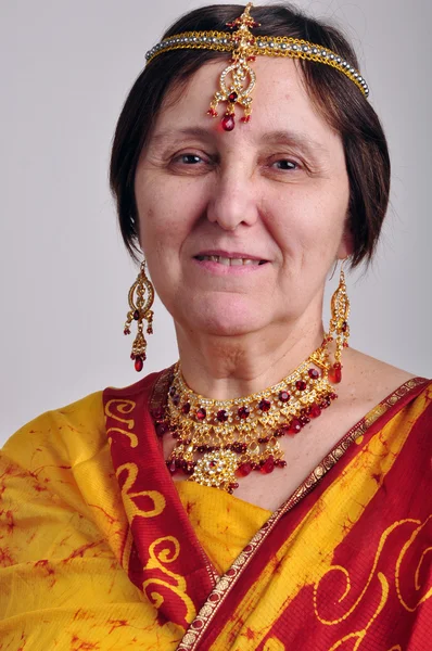 Äldre kvinna i traditionella indiska kläder och jeweleries — Stockfoto