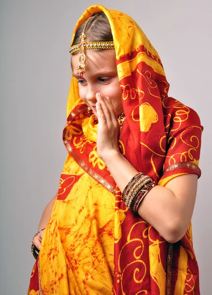 在传统的印度纱丽国菜和 bandles 的小女孩 — 图库照片