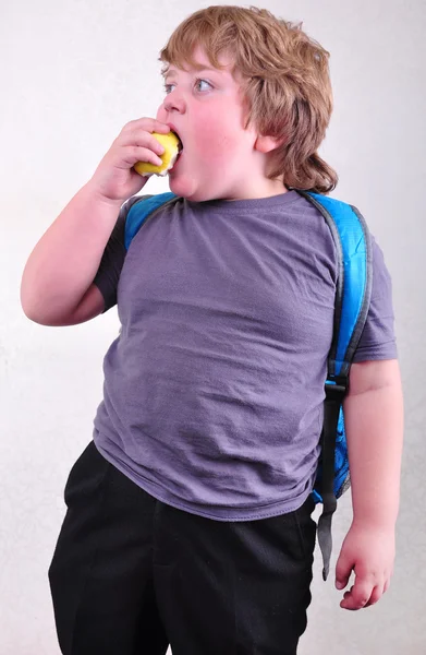 Retrato de criança em idade escolar comer maçã — Fotografia de Stock