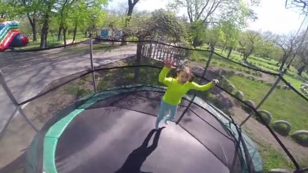 Niño pequeño saltando en trampolín — Vídeos de Stock