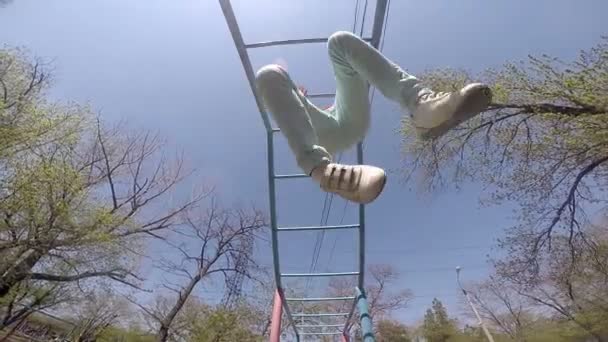 Jeune fille exerçant sur les bars de la jungle — Video