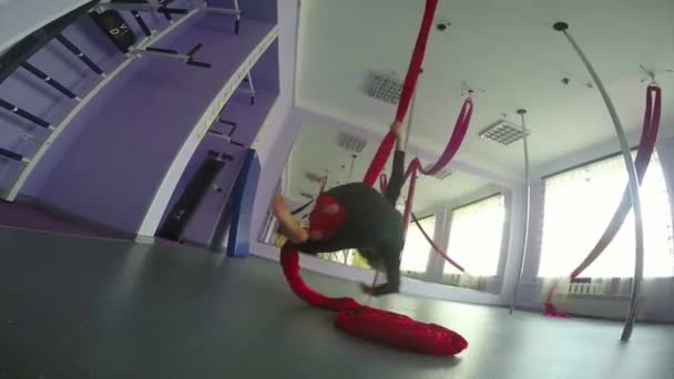 Child spinning on aerial silks — Stock Video