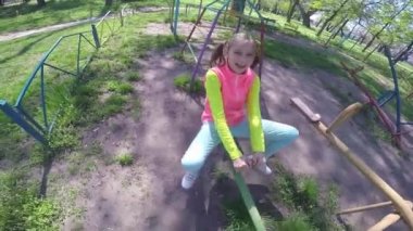 mutlu küçük kız görmek-testere sallanan