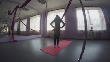 Çocuk dans dersi ısınma boyun alıştırmaları yapmak