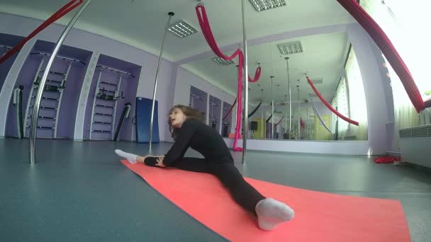 Ejercicios de estiramiento en el gimnasio — Vídeo de stock