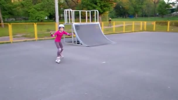 Portrait d'un enfant sportif patinage à roues alignées — Video