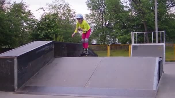 Portret van een sportieve kind inline skates blading — Stockvideo