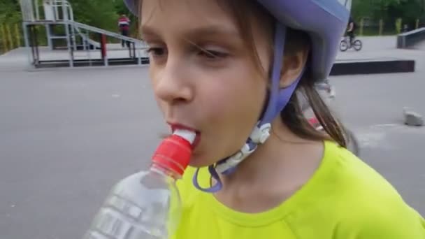 Porträt eines Sportkindes, das Wasser trinkt — Stockvideo