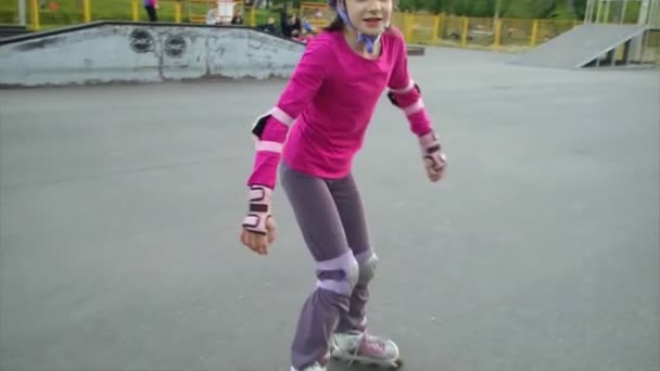 Portréja egy sportos gyermek inline korcsolya blading — Stock videók