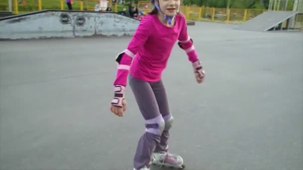 Porträtt av en sportig barn inline skridskor blading — Stockvideo