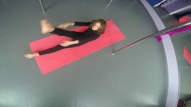 Spotrive menina exercendo abdominais — Vídeo de Stock
