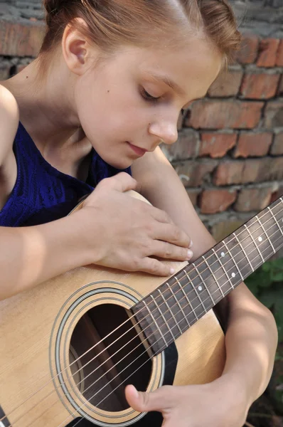 Ung tonårstjej med gitarr — Stockfoto