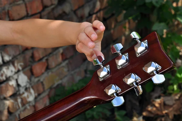 Kind tuning gitaar — Stockfoto