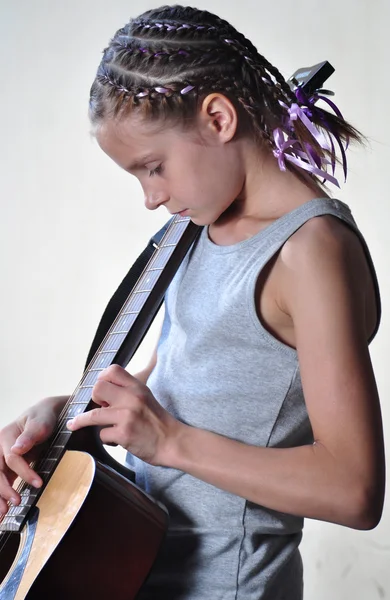 Jeune adolescente avec guitare — Photo