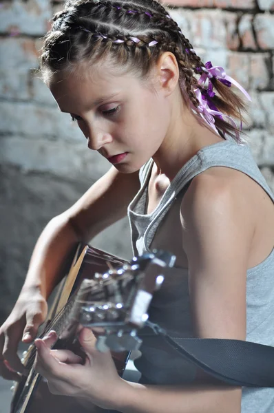 Tonårig flicka spela gitarr — Stockfoto